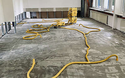 Großschaden im städtischen Gebäude – Dachentwässerung abgerissen